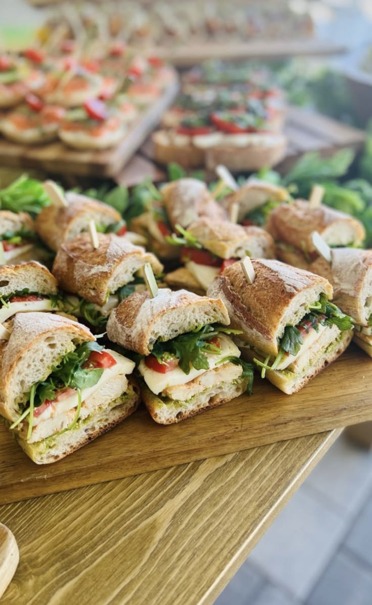 Brochettes de poulet sésame sur plat en céramique